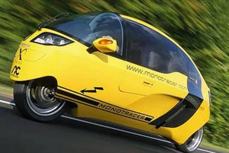 Monotracer, híbrido de carro e moto elétrica (Divulgação)