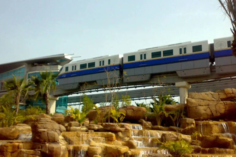 A linha Palm, em Dubai: os custos quadruplicaram e os passageiros até agora não apareceram (Bjoertvedt/Wikimedia Commons)