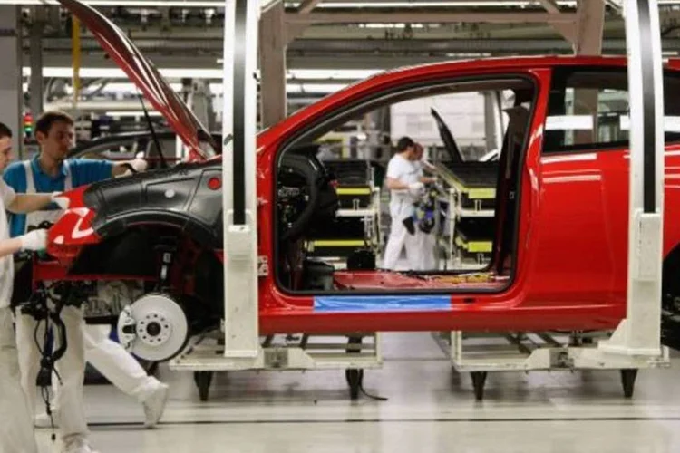 
	Montadoras: o&nbsp;setor vai encerrar 2012 com produ&ccedil;&atilde;o de cerca de 3,36 milh&otilde;es de ve&iacute;culos (incluindo caminh&otilde;es e &ocirc;nibus), queda de 1,5% em rela&ccedil;&atilde;o a 2011, a primeira baixa em dez anos
 (Sean Gallup/Getty Images)