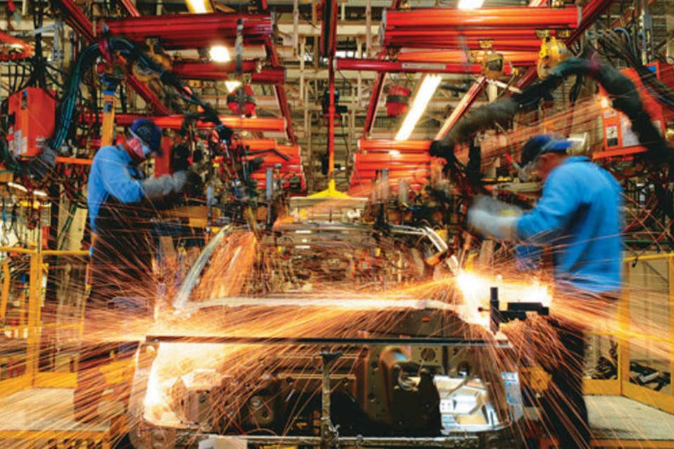 Linha de produção de montadora, uma das clientes da Tupy: a empresa fabrica componentes com ferro fundido (Germano Lüders/Exame)