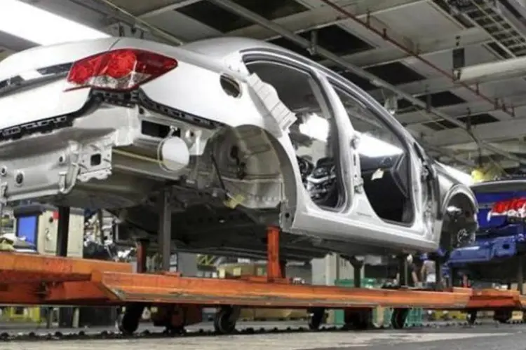 Peças de carro Chevrolet passam em linha de montagem da fábrica da General Motors: até o final do ano, a Anfavea prevê um crescimento de 4% na venda de automóveis (Aaron Josefczyk/Reuters)