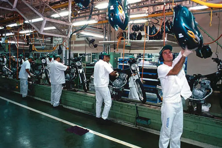 Operários na linha de montagem da Honda, na Zona Franca (.)