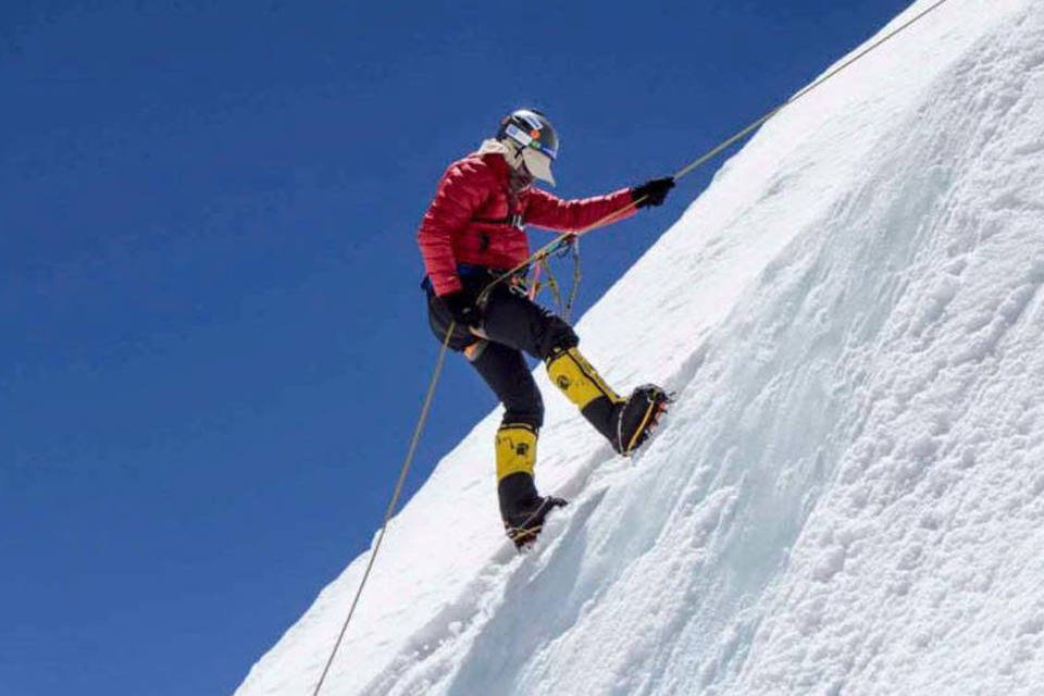 
	O alpinista cearense Rosier Alexandre escalando o Everest: o alpinista cearense relatou que ao descer do helic&oacute;ptero viu um &quot;cen&aacute;rio de guerra&quot;
 (Divulgação/Facebook/Rosier Alexandre)