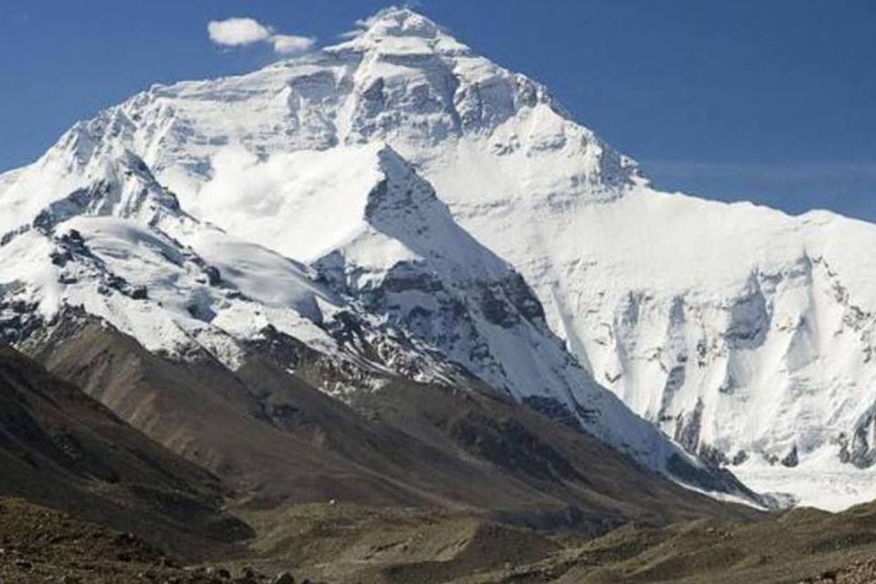 Atletas disputam maratona do Everest mesmo após terremoto