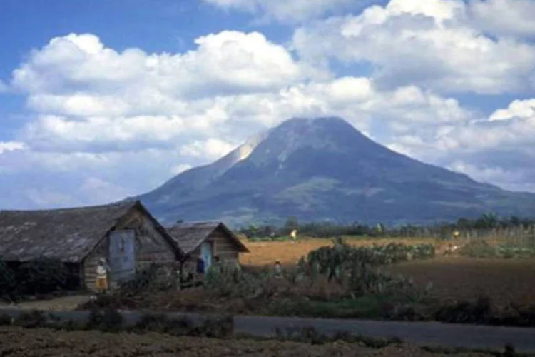 O vulcão Monte Sinabung, na Indonésia: após ficar 400 anos inativo, duas erupções se sucederam em 24 horas (Wikimedia Commons)