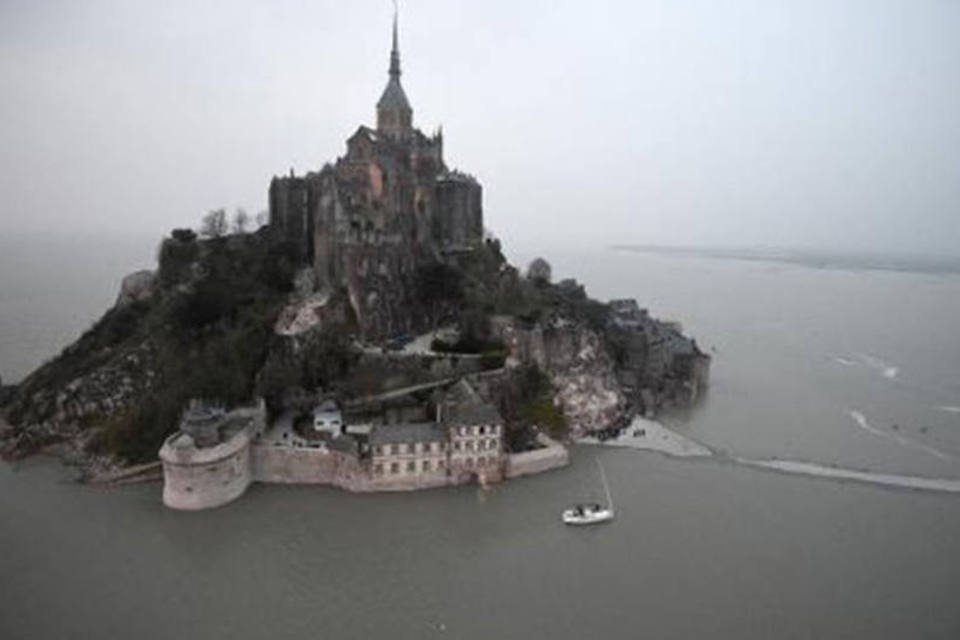 Milhares de turistas admiram "maré do século" na Normandia