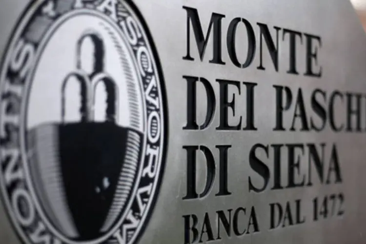
	Monte dei Paschi: pap&eacute;is do Monte Paschi, o terceiro maior banco italiano, chegaram a cair 10%
 (Alessia Pierdomenico/Bloomberg)