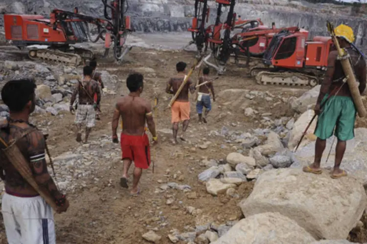 Índios ocupam área das obras da usina de Belo Monte: esta é a segunda ação indígena no mês de maio para obrigar o Consórcio Construtor Belo Monte (CCBM) a paralisar os trabalhos no Sítio Belo Monte. (REUTERS/Lunae Parracho)
