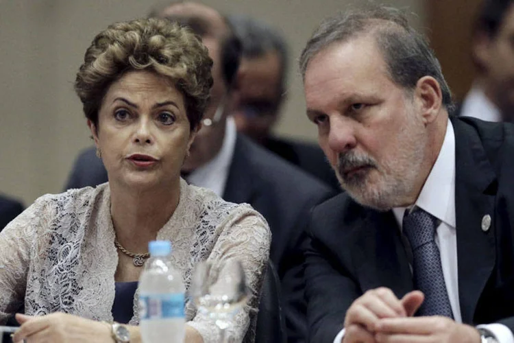 
	O ministro Armando Monteiro ao lado da presidente Dilma Rousseff: &quot;esperamos ter algum ganho na &aacute;rea de manufaturados&quot;
 (REUTERS/Jorge Adorno)
