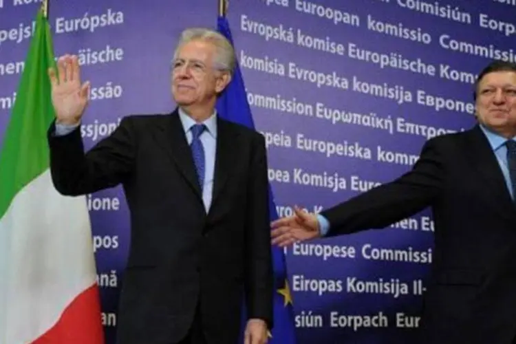 Monti (e), cujo país aparece agora como a principal ameaça pela dimensão de sua dívida, participa da minicúpula após ter se reunido com o presidente da Comissão Europeia (John Thys/AFP)
