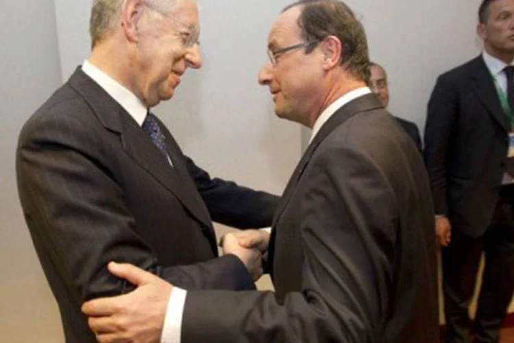 O primeiro-ministro italiano, Mario Monti (E), e o presidente francês, François Hollande, durante encontro em maio de 2012 (Michel Euler/AFP)