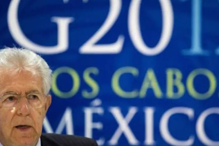 Mario Monti, primeiro-ministro da Itália, discursa no fim do G20 no México: "para a Itália o 'bailout' (resgate) não é planejado" (Paul J. Richards/AFP)