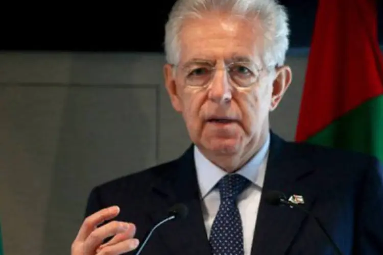 
	O primeiro-ministro italiano, Mario Monti: a profundidade da crise foi evidenciada nesta segunda-feira, com dados que mostram o PIB encolhendo 2,4 por cento
 (Marwan Naamani/AFP)