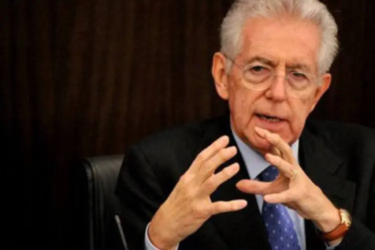 Monti, durante seu discurso, agradeceu o 'sentido de responsabilidade' mostrado pelas diferentes forças parlamentares perante este novo ajuste e disse que, se o país seguir adiante nesta direção, está convencido de que 'a Itália se salvará' (Alberto Pizzoli/AFP)