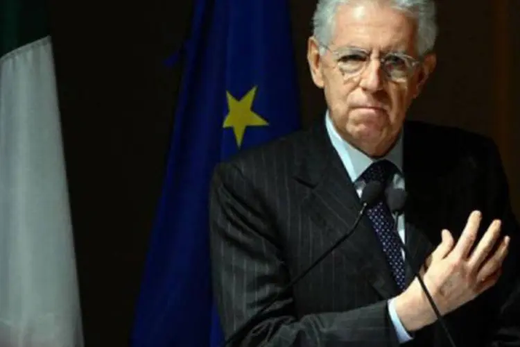 
	O chefe de Governo italiano, Mario Monti: as pot&ecirc;ncias ocidentais se recusaram at&eacute; o momento a entregar armas aos rebeldes
 (Olivier Morin/AFP)
