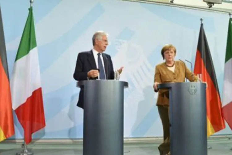 
	Monti e Merkel em coletiva de imprensa em Berlim: os dois dirigentes se mostraram divergentes sobre a possibilidade de conceder uma licen&ccedil;a banc&aacute;ria ao MEDE
 (Odd Andersen/AFP)