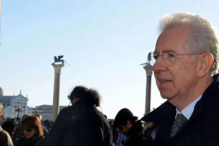 
	Mario Monti: &quot;Berlusconi se utilizou de armas ineptas contra mim, como, por exemplo, falar dos valores da fam&iacute;lia&quot;, disse
 (Marco Sabadin/AFP)