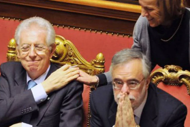 A ministra do Trabalho, Elsa Fornero (D), cumprimenta o primeiro-ministro Mario Monti
 (Andreas Solaro/AFP)