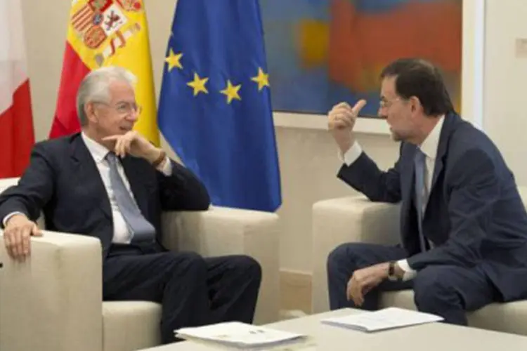 Rajoy (d) e Monti conversam no Palácio Moncloa, em Madri: Rajoy, por sua vez, classificou de "muito positivo" o discurso do presidente do BCE, Mario Draghi (©AFP / Dani Pozo)