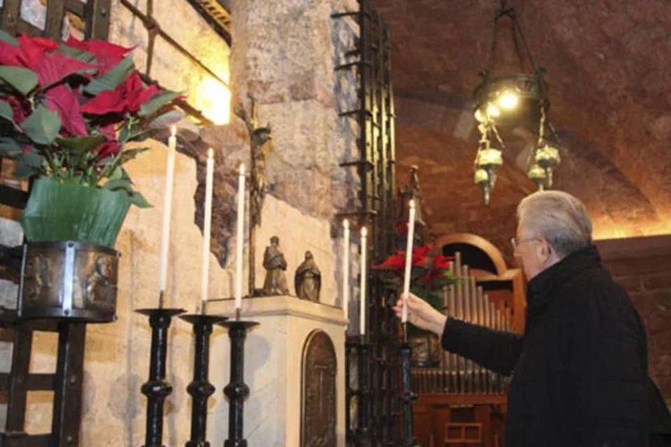 
	Monti postou-se diante da tumba de S&atilde;o Francisco e rezou para o homem que pregava aquilo que os franciscanos chamam de &quot;o dom do discernimento&quot;
 (Divulgação)