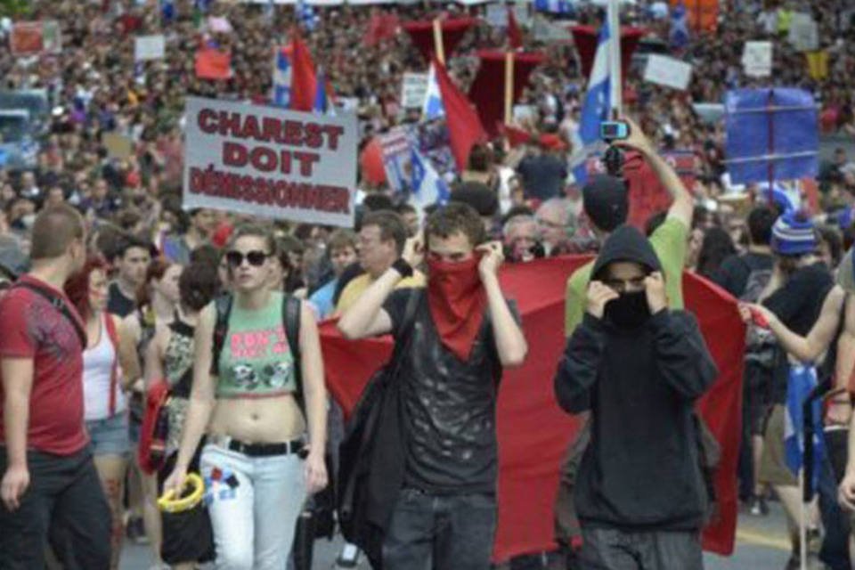 Polícia prende 400 manifestantes em Montreal