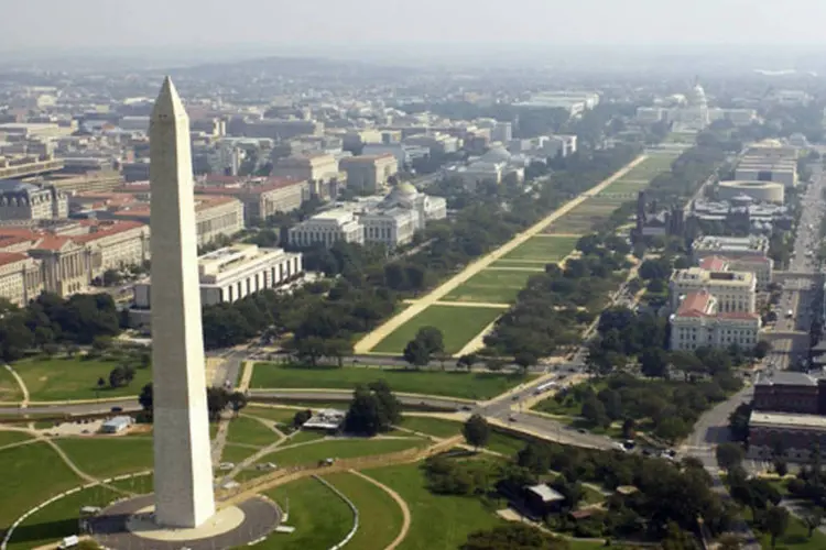 Vista aérea do Monumento a Washington, com vista para o Capitólio no fundo, em Washington DC (Andy Dunaway/USAF via Getty Images)