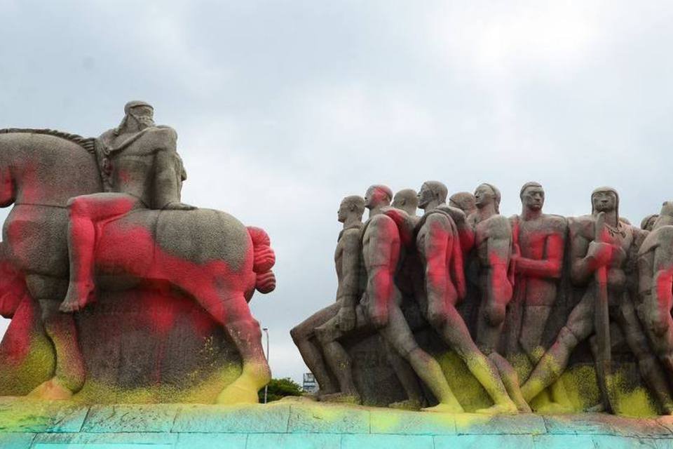 Polícia busca responsáveis por pintar monumentos em SP