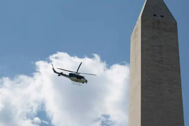 Helicóptero voa perto de monumento em Washington, procurando por rachaduras causadas pelo tremor  (Chip Somodevilla/Getty Images)