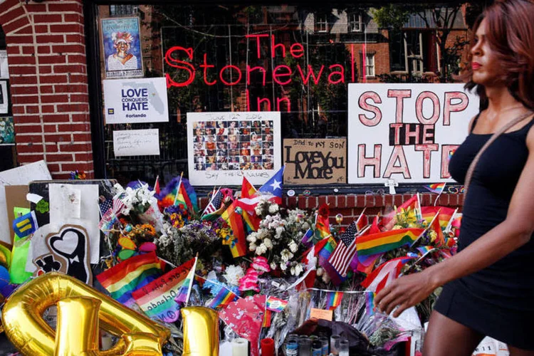 
	Stonewall Inn: bar hist&oacute;rico onde gays e l&eacute;sbicas se manifestavam em 1969 se torna homenagem &agrave;s v&iacute;timas de Orlando
 (Lucas Jackson/Reuters)