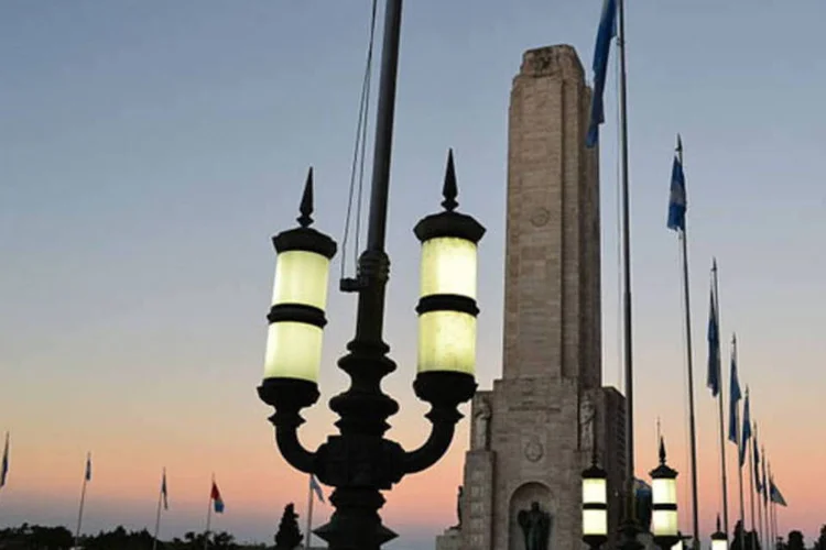 
	Monumento &agrave; bandeira em Ros&aacute;rio, Argentina: a explos&atilde;o derrubou parte do edif&iacute;cio e provocou um pequeno inc&ecirc;ndio no t&eacute;rreo e no primeiro andar, que os bombeiros est&atilde;o tentando apagar, segundo canal de not&iacute;cias
 (Wikimedia Commons)