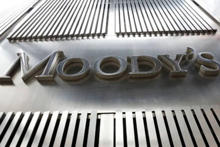 
	Sede da Moody&#39;s: a Moody&#39;s avalia que isso vai colocar mais press&atilde;o sobre as posi&ccedil;&otilde;es de capital dos bancos
 (REUTERS/Brendan McDermid)