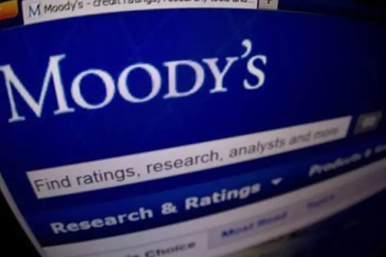  Moody''s rebaixou em um degrau a nota de 10 bancos (Joel Saget/AFP)