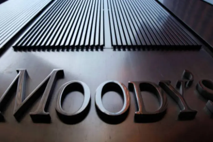 
	Moody&#39;s: ontem a ag&ecirc;ncia informou, ainda durante a sess&atilde;o estendida do mercado de juros, que rebaixou a nota brasileira para Baa3, mas mudou o outlook para est&aacute;vel - e n&atilde;o mais negativo, sinalizando outro corte da nota em breve
 (Reprodução)