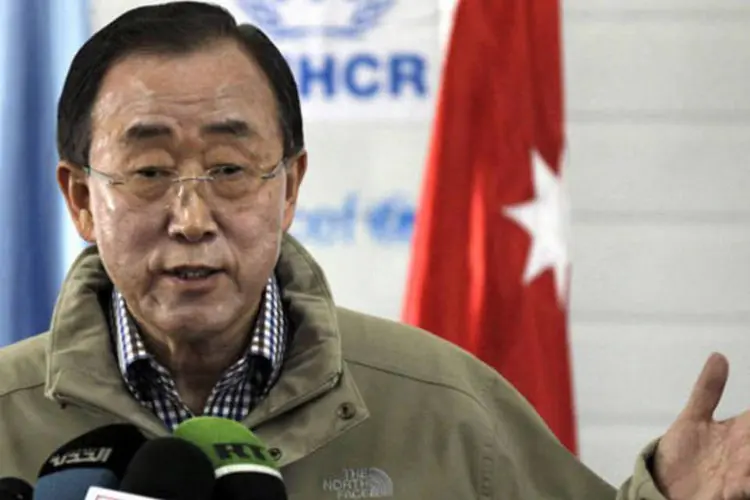 
	Ban Ki-moon visita o campo de refugiados s&iacute;rios Zaatari: &quot;N&atilde;o podemos fazer vista grossa enquanto existem pessoas sofrendo e morrendo. Devemos ajud&aacute;-las&quot;
 (Khalil Mazraawi/AFP)