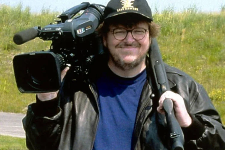 Michael Moore durante as filmagens de Tiros em Columbine: o massacre no Rio de Janeiro fez os brasileiros relembrarem o documentário (Reprodução)