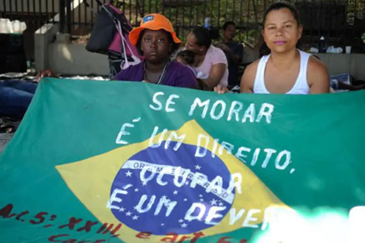 Famílias despejadas acampam em frente à prefeitura do Rio: a prefeitura informou que "apenas 177 ocupantes do terreno aceitaram o apoio” (Tomaz Silva/Agência Brasil)