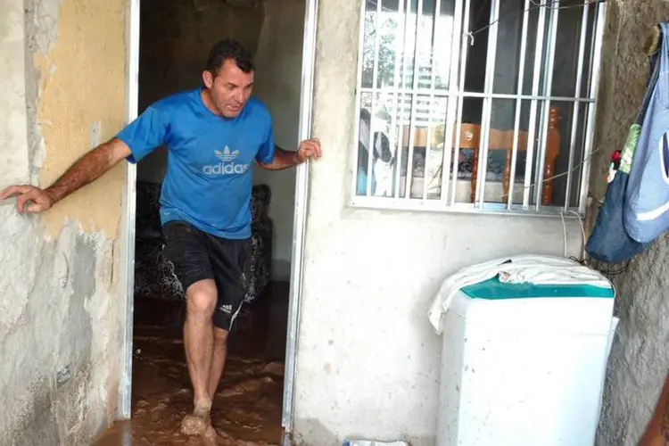Silvio Francisco da Silva, morador de Francisco Morato:  sua casa ficou quase toda destruída após chuvas fortes (Rita Azevedo/EXAME.com)