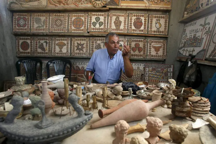 
	Morador de Gaza com tesouro de antiguidades: &quot;Museu de Mosaicos&quot; est&aacute; escrito na porta de madeira que leva &agrave; sua sala de trabalho
 (Suhaib Salem/ Reuters)