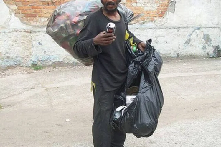 Além da baixíssima renda, os extremamente pobres têm em comum o fato de viverem em domicílios com pelo menos um tipo de carência por serviços básicos (Wikimedia Commons)