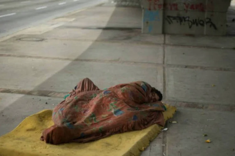 
	Morador de rua dorme embaixo de ponte na cidade colombiana de Bogot&aacute;: a Am&eacute;rica Latina se mant&eacute;m como a regi&atilde;o do mundo com maior desigualdade de renda
 (AFP / Eitan Abramovich)