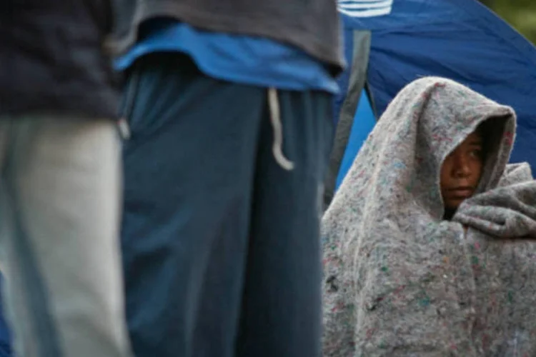 
	Moradores de rua se re&uacute;nem na Pra&ccedil;a da S&eacute;: de acordo com o CGE, esta madrugada ainda dever&aacute; ser fria, com temperatura em torno dos 9&ordm;C
 (Marcelo Camargo/ABr)