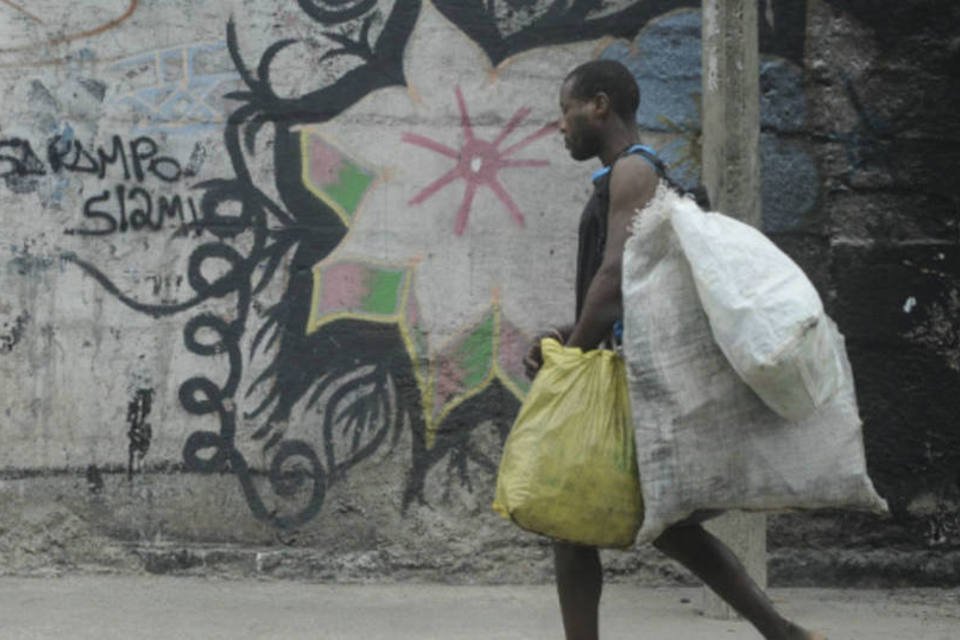 Moradores de rua criam rotina no Rio em meio à pobreza