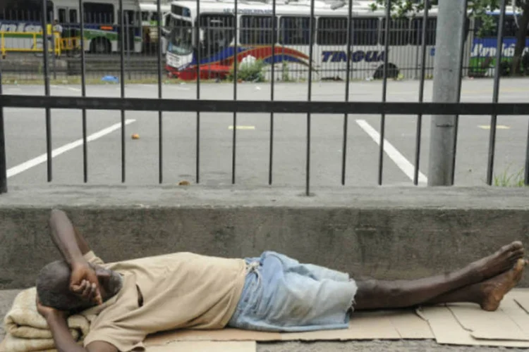 
	Morador de rua no Rio de Janeiro: relat&oacute;rio mostra como exemplo o aumento no n&uacute;mero de adolescente detidos durante a Copa
 (Tânia Rego/ABr)