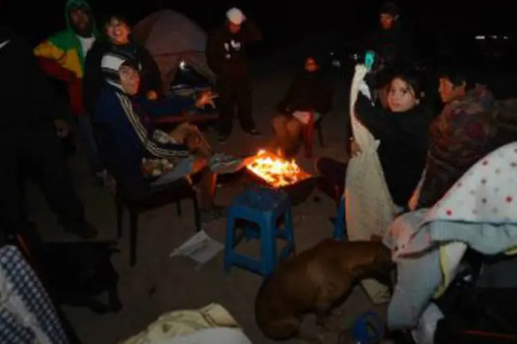 Moradores passam parte da noite na rua após um novo tremor de 7,6 graus no Chile: não há informações sobre vítimas ou danos provocados pelo tremor de quarta (Cris Bouroncle/AFP)