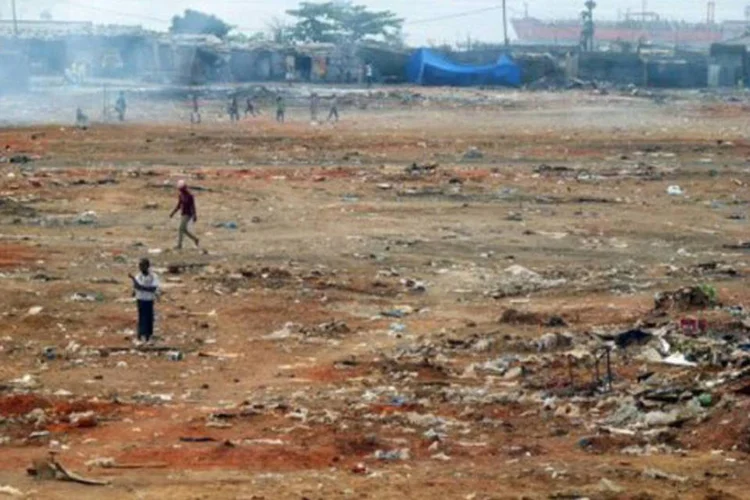 Favela em Luanda, capital angolana que foi parcialmente destruída por 42 anos de combates que se iniciaram com a revolta contra a colonização portuguesa em 1961
 (Cecile de Comarmond/AFP)