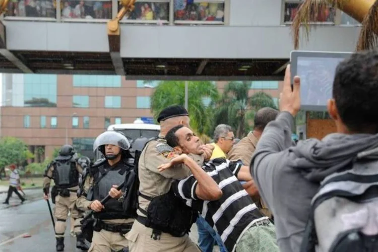 
	Manifestantes entram em conflito com Guarda Municipal do Rio: guardas munidos de cassetes e escudos intervieram e foram recebidos a pedradas e garrafas de &aacute;gua pelos ex-moradores do pr&eacute;dio da Oi
 (Tania Rego/Agência Brasil)