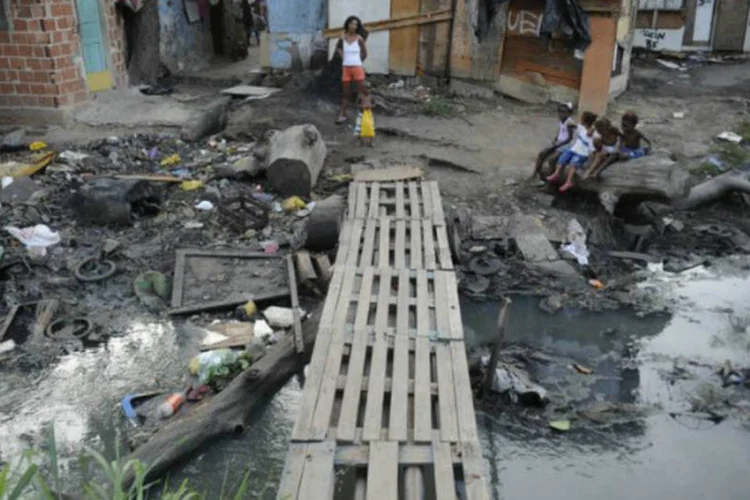 
	Complexo da Mar&eacute;: major disse que forma de atua&ccedil;&atilde;o consiste em patrulhamento diurno e noturno, al&eacute;m de pontos de bloqueio, com objetivo de &#39;asfixiar&#39; a atua&ccedil;&atilde;o dos criminosos
 (Fernando Frazão/Agência Brasil)