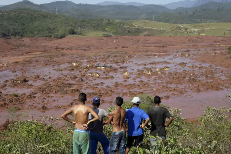 
	Moradores observam casas soterradas em Bento Rodrigues: a recomenda&ccedil;&atilde;o &eacute; que ningu&eacute;m volte para o distrito
 (Ricardo Moraes / Reuters)