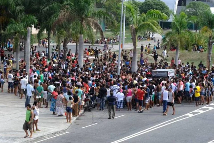 Ex-moradores expulsos do prédio da Oi: no local, homens, mulheres, crianças e idosos deitam em colchonetes ou em lençóis (Tomaz Silva/ABr)