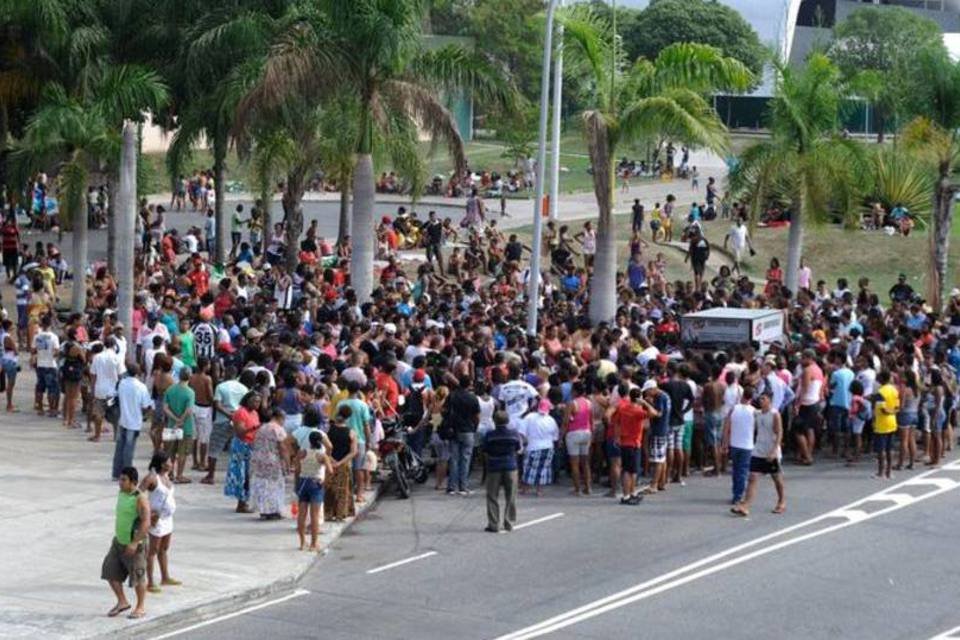 Protestos continuam em frente à prefeitura do Rio